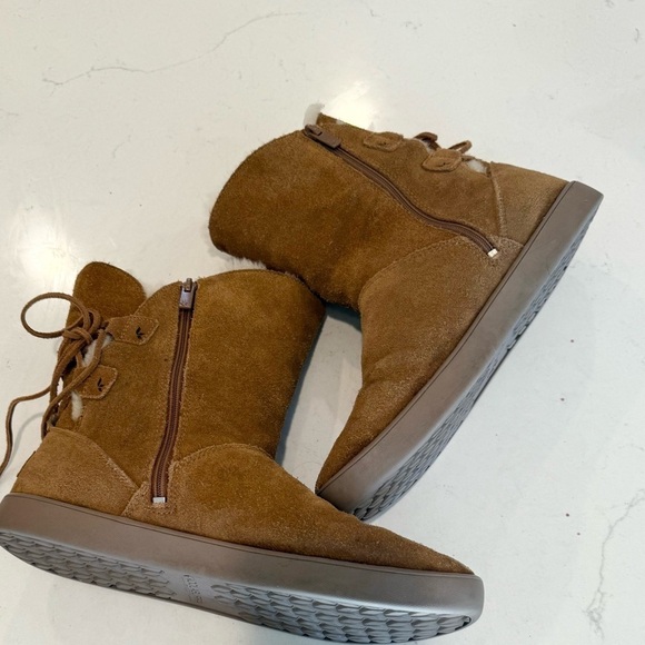 Koolaburra by UGG 1019361 Swazi Tan Short Suede Sheepskin Leather Boots 10 FLAW - Picture 4 of 7